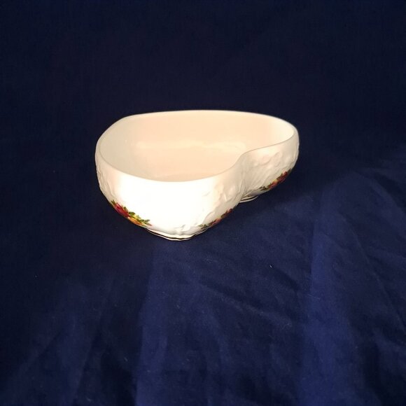 Royal Albert Old Country Roses Heart-Shaped Bone China Trinket Box - Picture 10 of 13